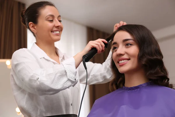 Stylist Werken Met Klant Salon Het Maken Van Kapsel — Stockfoto