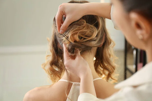 发型师在沙龙里与客户合作 做发型 — 图库照片