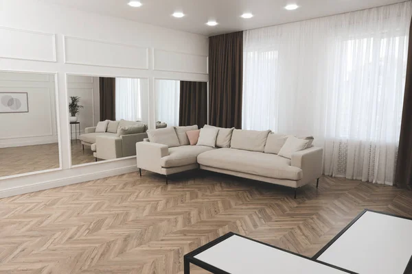 Ruang Tamu Modern Dengan Lantai Parket Dan Furnitur Bergaya — Stok Foto