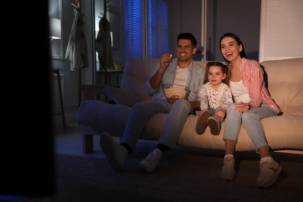 Família Assistindo Filme Com Pipocas Sofá Noite Espaço Para Texto — Fotografia de Stock