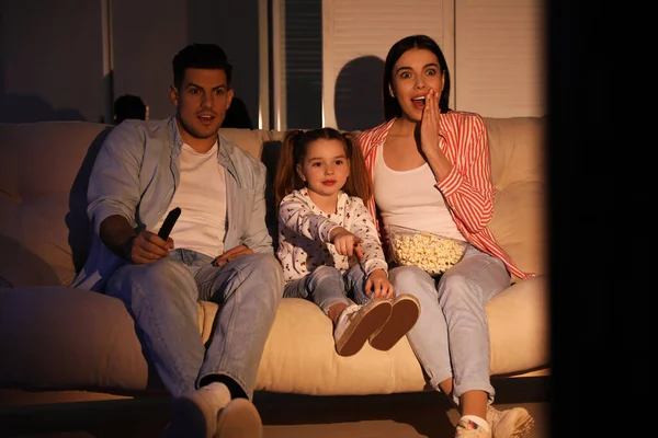 Rodzinny Film Popcornem Kanapie Nocy — Zdjęcie stockowe
