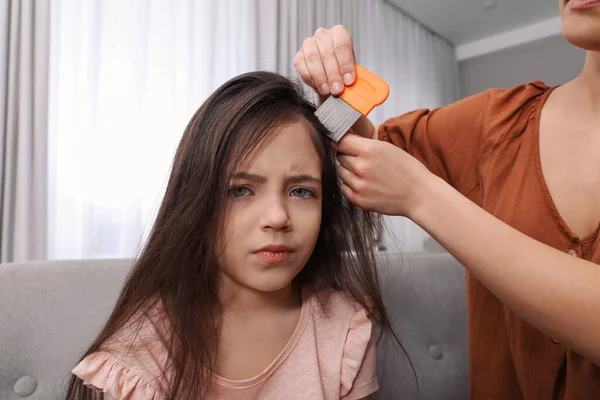 Mère Utilise Peigne Sur Les Cheveux Fille Intérieur Traitement Poux — Photo