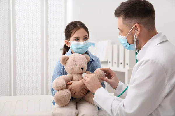 Pediatra Che Gioca Con Bambina Durante Visita Ospedale Medico Paziente — Foto Stock