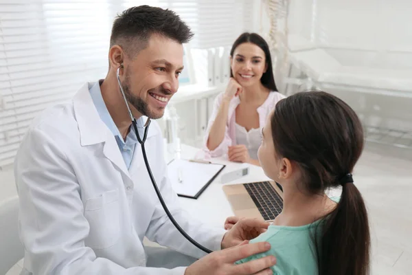 Mother Daughter Visiting Pediatrician Hospital Doctor Examining Little Girl — Stock Photo, Image