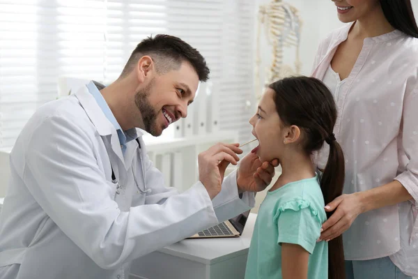 Mother Daughter Visiting Pediatrician Hospital Doctor Examining Little Girl — Stock Photo, Image