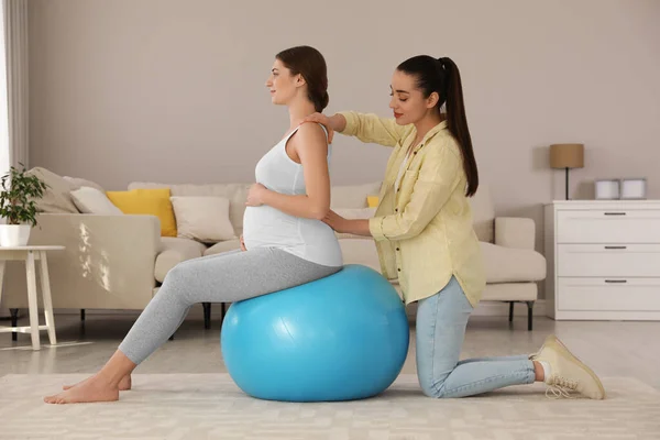 Doula Trabalha Com Uma Mulher Grávida Sala Estar Preparação Para — Fotografia de Stock