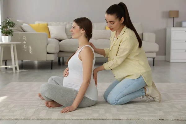 Doula Werkt Met Een Zwangere Vrouw Woonkamer Voorbereiding Geboorte Van — Stockfoto