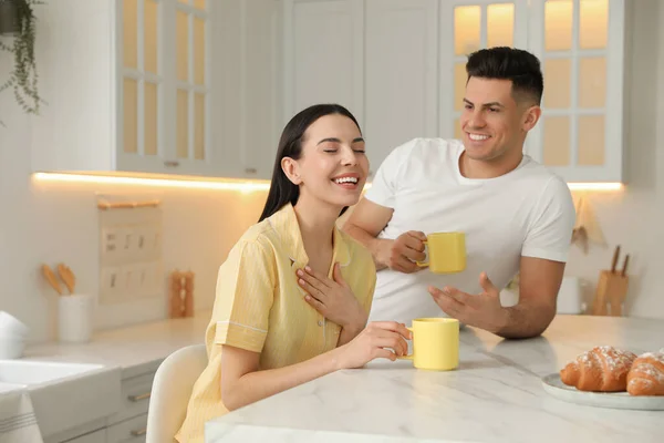 Casal Feliz Vestindo Pijama Durante Café Manhã Mesa Cozinha — Fotografia de Stock