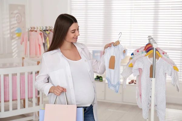 Gelukkige Zwangere Vrouw Die Babyschoenen Petto Heeft Winkelconcept — Stockfoto