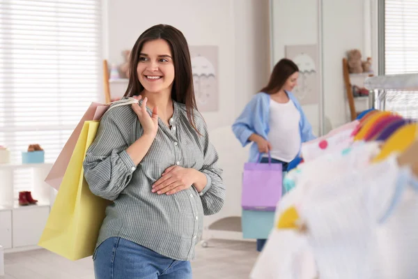 有购物袋的快乐孕妇 — 图库照片