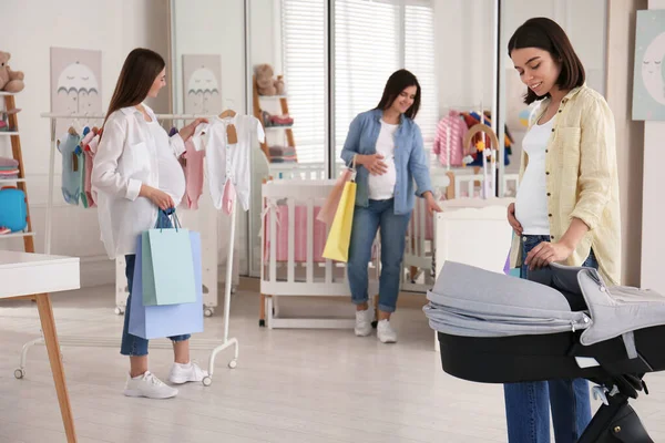 Gelukkige Zwangere Vrouwen Met Boodschappentassen Petto — Stockfoto