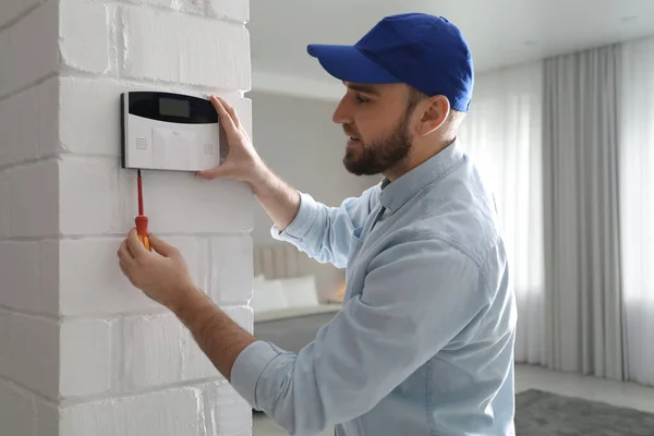 Hombre Instalación Sistema Seguridad Del Hogar Pared Blanca Habitación — Foto de Stock