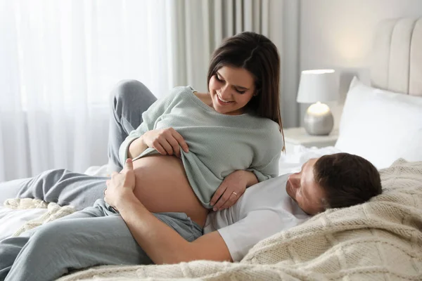 Mujer Embarazada Joven Con Marido Dormitorio — Foto de Stock