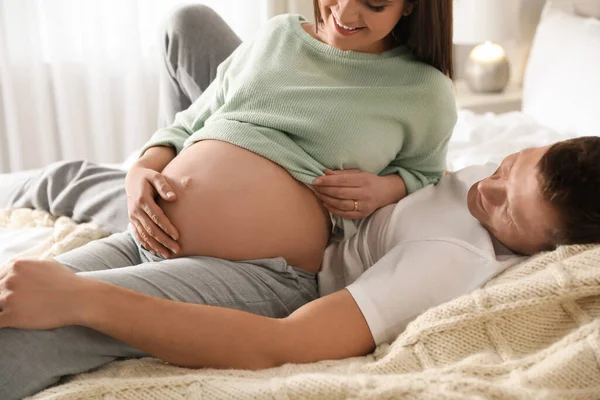 Ung Gravid Kvinna Med Sin Man Sovrummet Närbild — Stockfoto