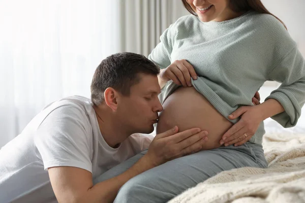 Mladá Těhotná Žena Manželem Ložnici Detailní Záběr — Stock fotografie