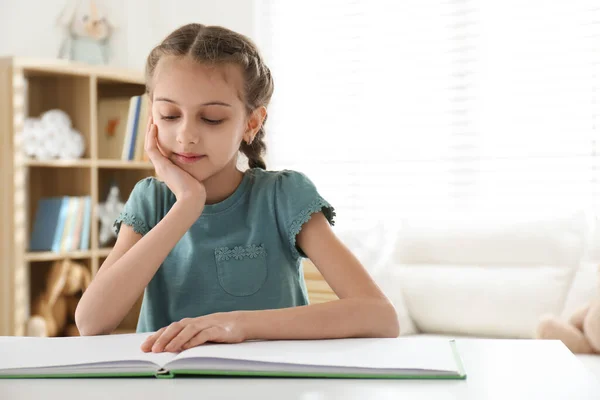 Aranyos Kislány Könyvet Olvas Íróasztalnál Szobában Szöveg Helye — Stock Fotó
