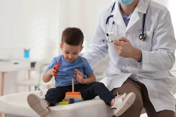 小児科医チェック小さな男の子の温度に病院 — ストック写真