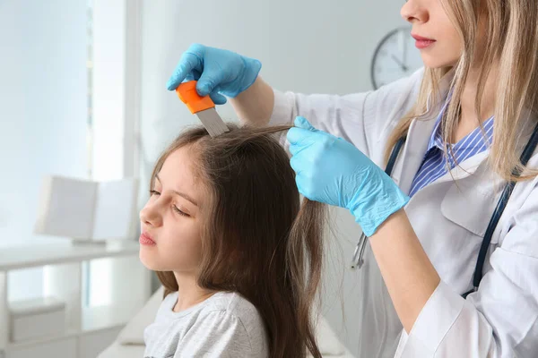 Doctor Using Nit Comb Girl Hair Clinic Lice Treatment — Stock Photo, Image