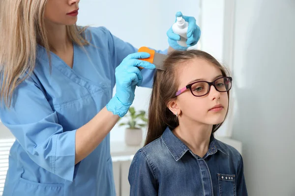 Doctor Using Nit Comb Spray Girl Hair Indoors Lice Treatment — Stock Photo, Image