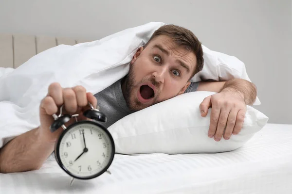 Homem Adormecido Emocional Com Despertador Cama Conceito Tardio — Fotografia de Stock