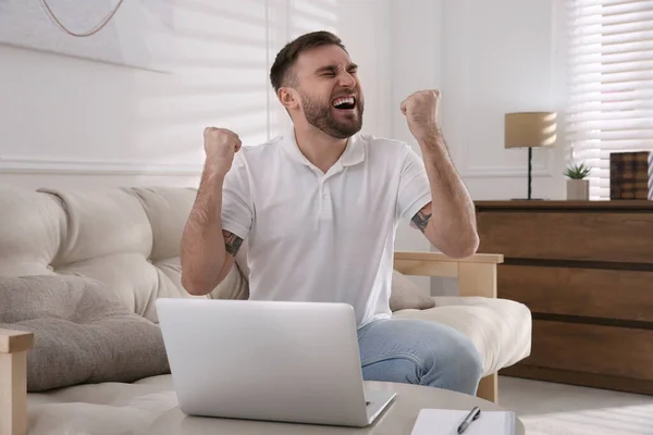 Emocjonalny Mężczyzna Biorący Udział Aukcji Online Pomocą Laptopa Domu — Zdjęcie stockowe