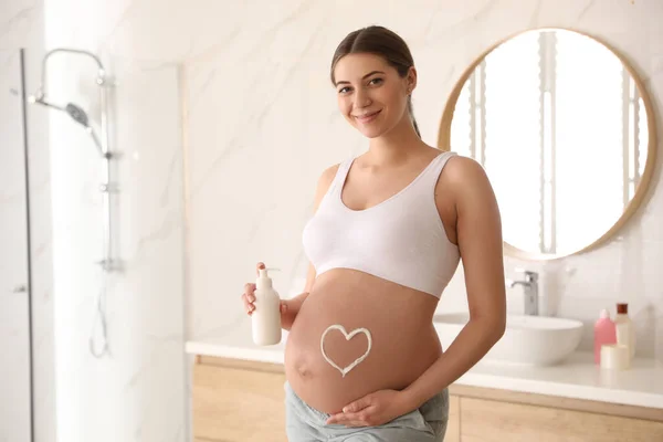 若いです妊娠中の女性とともに化粧品でバスルーム — ストック写真