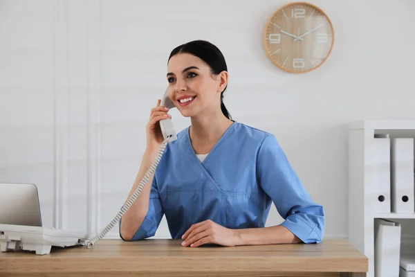 Receptionist Talking Phone Countertop Hospital — Stock Photo, Image