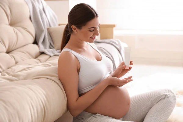 Νεαρή Έγκυος Γυναίκα Καλλυντικό Προϊόν Στο Σπίτι — Φωτογραφία Αρχείου