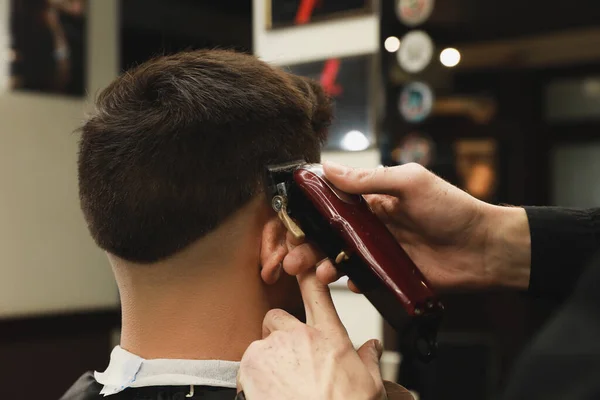 Profesyonel Kuaför Kuaförde Şık Saç Kesimi Yapıyor — Stok fotoğraf