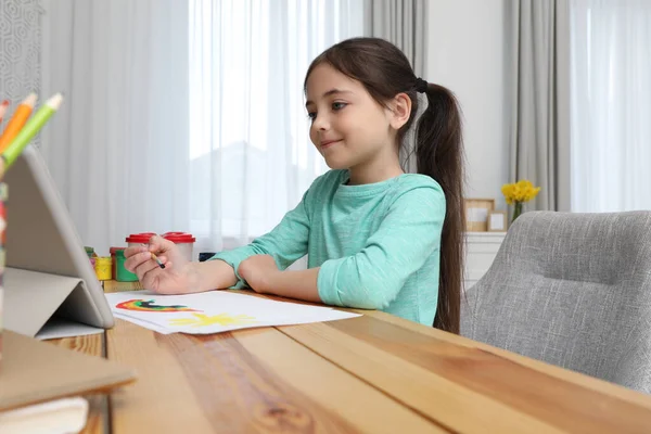 Маленькая Девочка Рисует Бумаге Красками Онлайн Уроке Помещении Дистанционное Обучение — стоковое фото