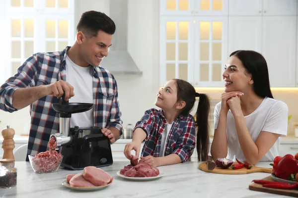 Happy Rodina Dělat Večeři Společně Kuchyni Dcera Pomáhá Svému Otci — Stock fotografie