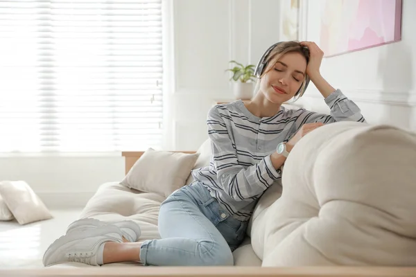 Mujer Joven Escuchando Música Casa — Foto de Stock