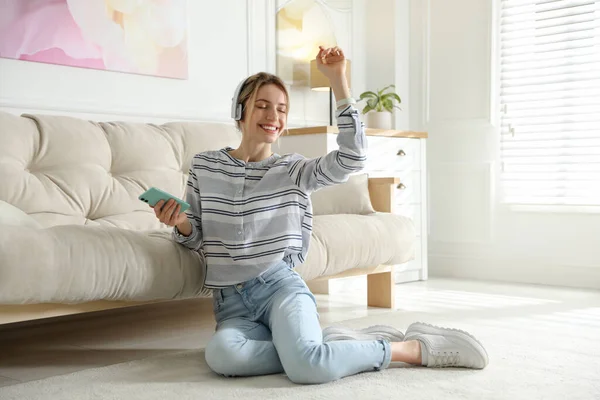 Jonge Vrouw Die Thuis Naar Muziek Luistert — Stockfoto