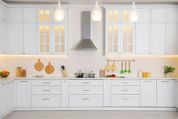 Modern Mutfak Içi Şık Beyaz Mobilyalarla Dolu — Stok fotoğraf