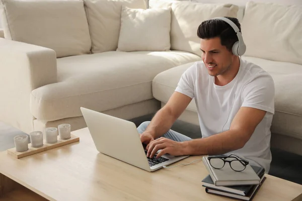 Homem Com Laptop Fones Ouvido Mesa Dentro Casa — Fotografia de Stock