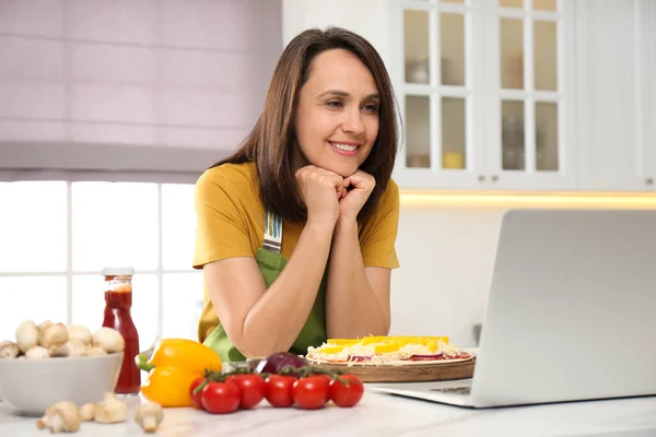 Mutfaktaki Dizüstü Bilgisayarla Yemek Kursunu Izlerken Pizza Yapan Mutlu Kadın — Stok fotoğraf