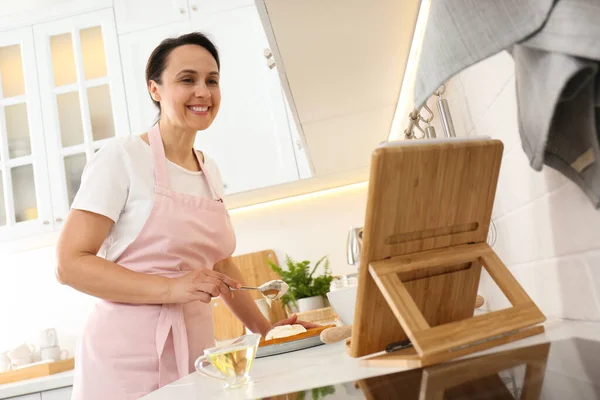 Donna Che Torta Mentre Guarda Corso Cucina Online Tablet Cucina — Foto Stock