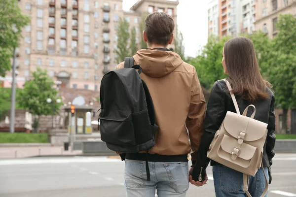 Pareja Joven Esperando Cruzar Calle Vista Trasera Normas Reglamentos Tráfico — Foto de Stock