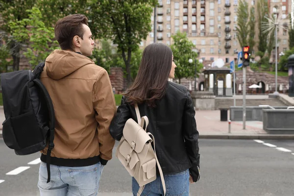 Folk Som Väntar Att Korsa Gatan Bakifrån Trafikregler Och Trafikregler — Stockfoto