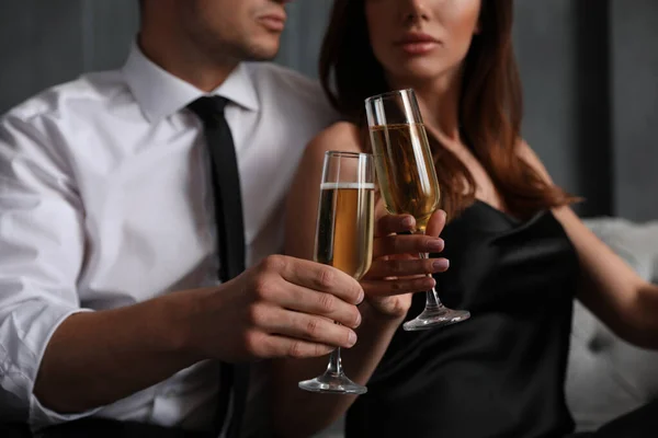 Mooi Stel Met Een Glas Champagne Binnen Close Luxe Levensstijl — Stockfoto