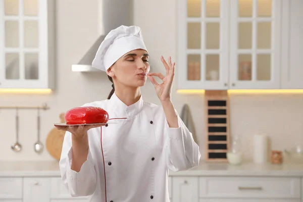 Επαγγελματίας Ζαχαροπλάστης Τούρτα Που Δείχνει Νόστιμη Χειρονομία Στην Κουζίνα — Φωτογραφία Αρχείου