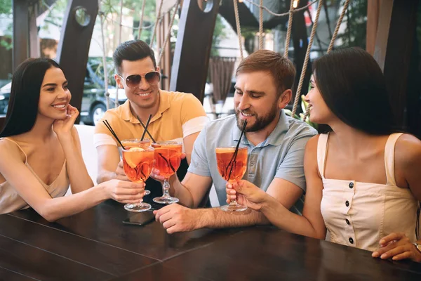 Przyjaciele Koktajlami Aperol Spritz Odpoczywający Razem Restauracji — Zdjęcie stockowe