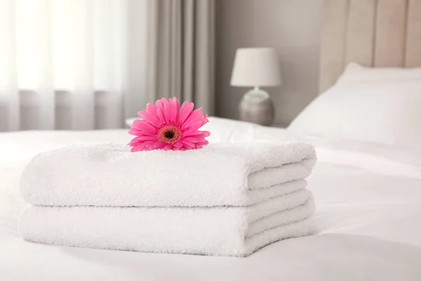 Stack Fresh Towels Flower Bed Indoors — Stock Photo, Image