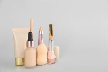 Açık arkaplanda vakıf makyaj ürünleri, metin için yer. Dekoratif kozmetik