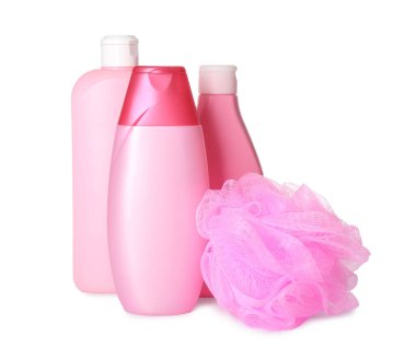 Farklı duş jeli şişeleri ve beyaz arka planda yaka yaka