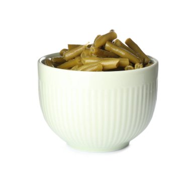 Teneke yeşil fasulyeler beyaz kasede izole edilmiş.