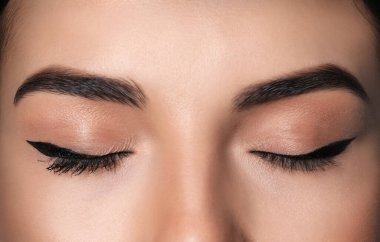 Siyah göz kalemli güzel bir kadın, yakın çekim manzaralı.