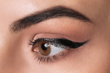 Siyah göz kalemli güzel bir kadın, yakın çekim manzaralı.