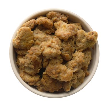 Beyaz arka planda kasede nefis pişmiş soya eti.