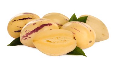 Beyaz arka planda yeşil yapraklı taze pepino kavunları